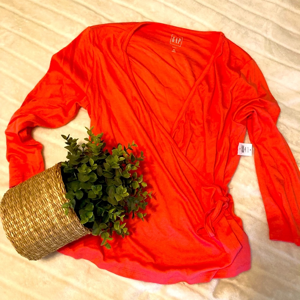 Bright and Sassy NWT Gap Wrap Top!
